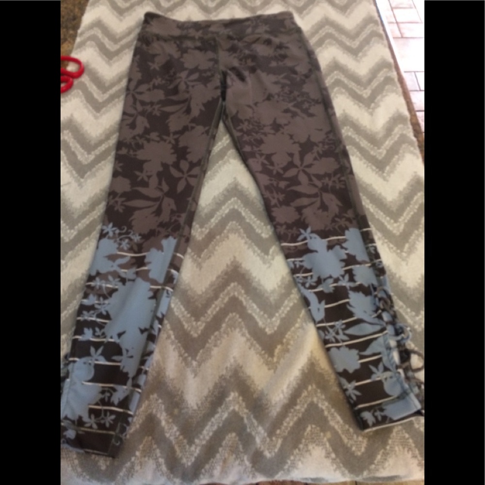 One gently used pair of ladies pants 👖